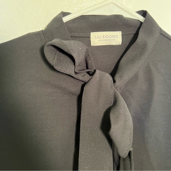 Lili Sidonio Molly Bracken Button Down Tie Neck Blouse Black - Picture 4 of 10